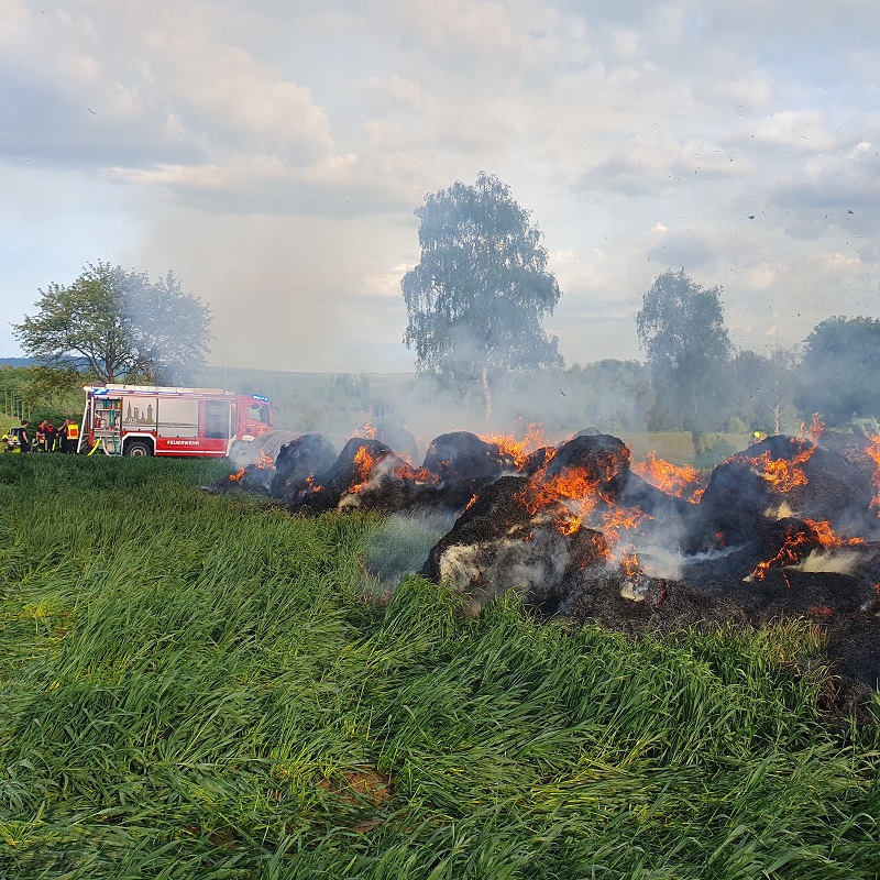 Einsatzfoto F Wald 1 brennen Strohballen