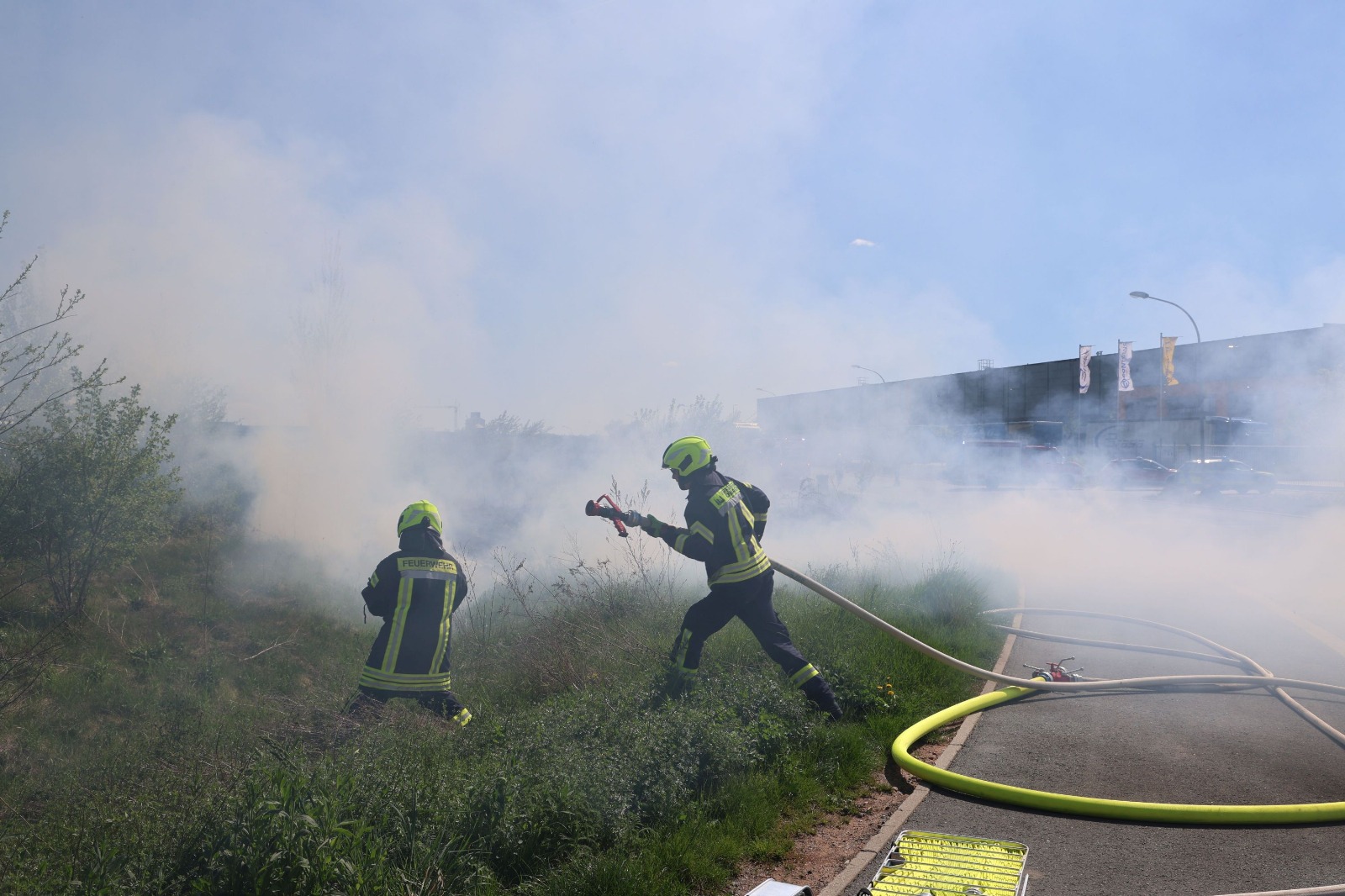 Einsatzfoto F 2 brennt Böschung