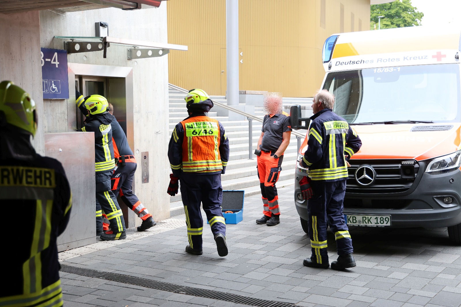 Einsatzfoto H 1 Y Person in Aufzug ...
