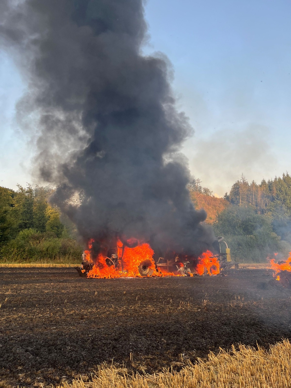 Einsatzfoto F LKW brennt Trecker