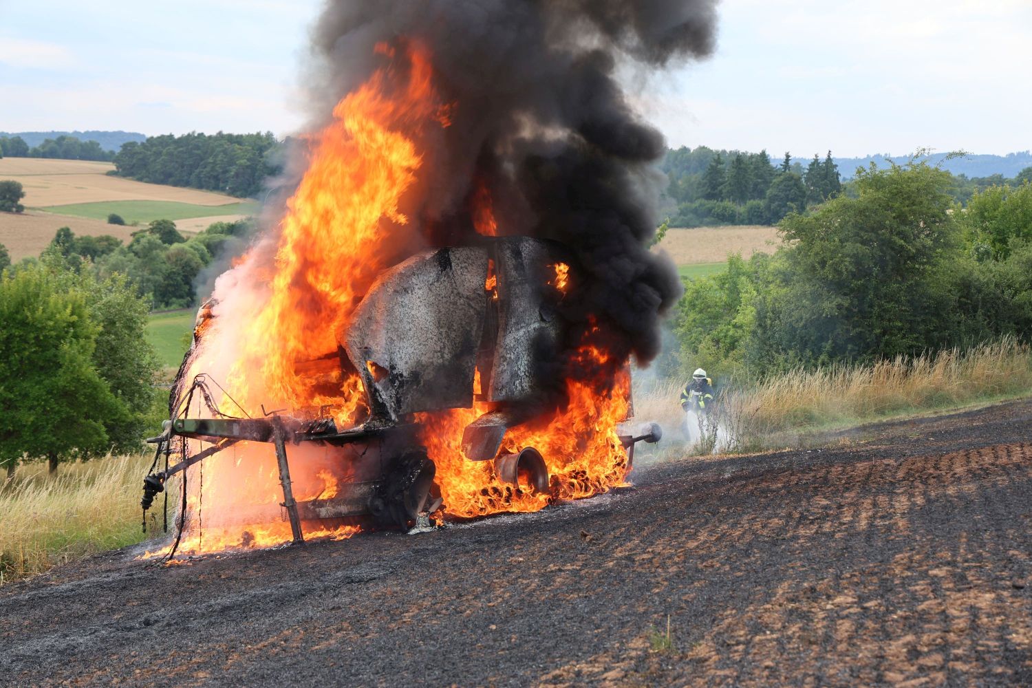 Einsatzfoto F LKW brennt Rundballenpresse