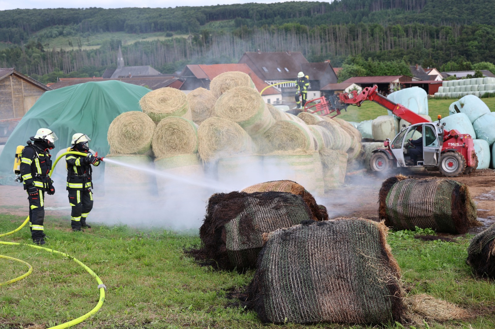 Einsatzfoto F 2 brennt Hauhaufen neben ...