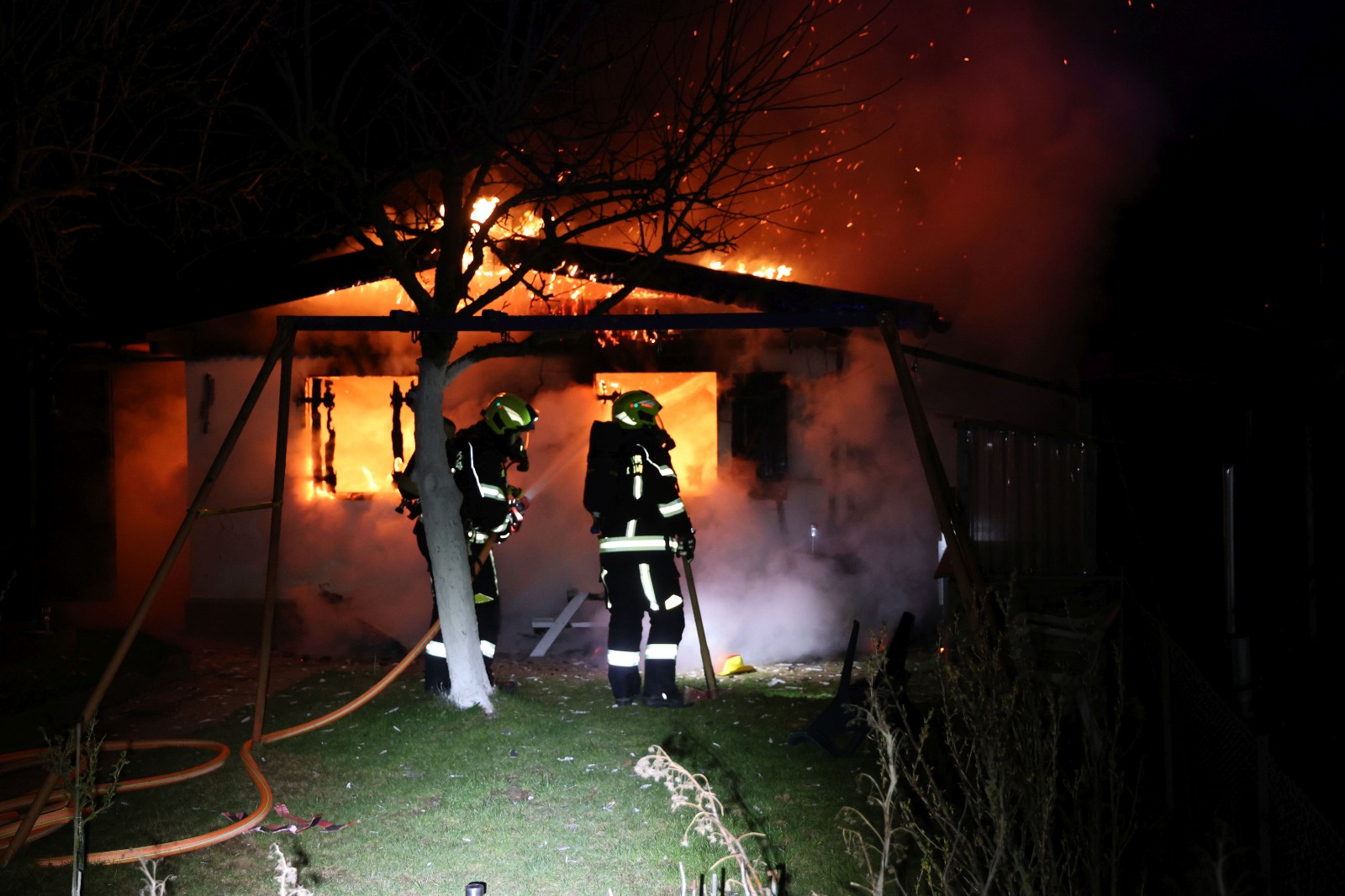 Einsatzfoto F 2 brennt Gartenhütte
